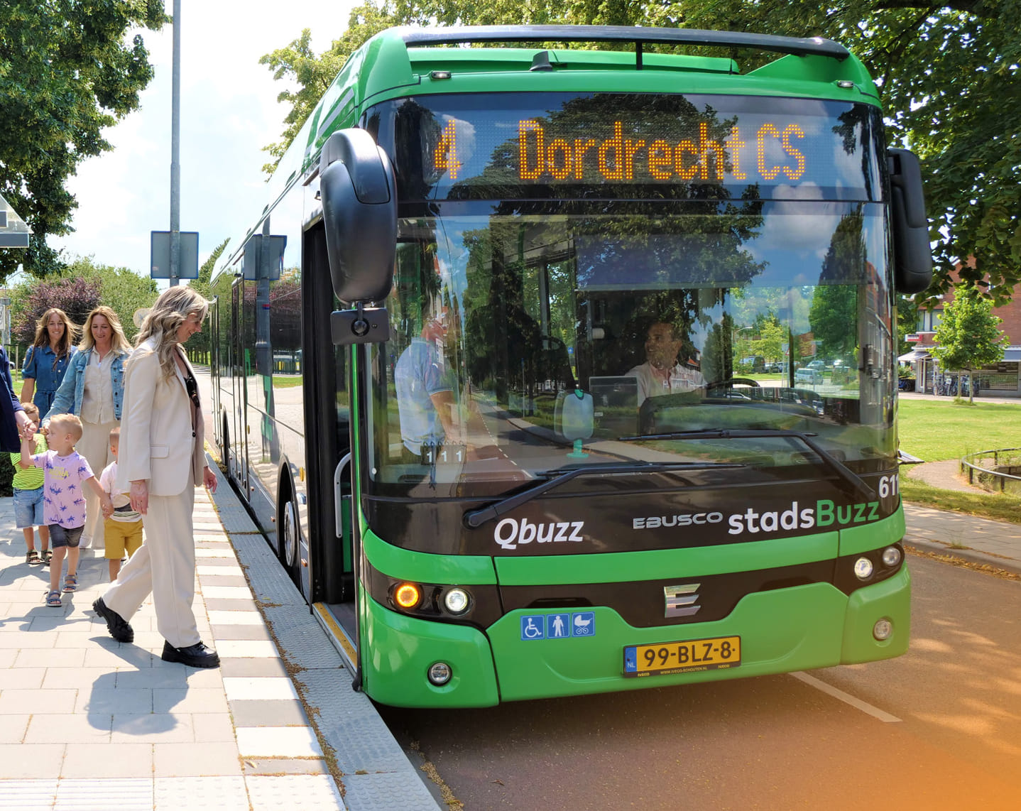 Reizigers stappen in de bus in Dordrecht