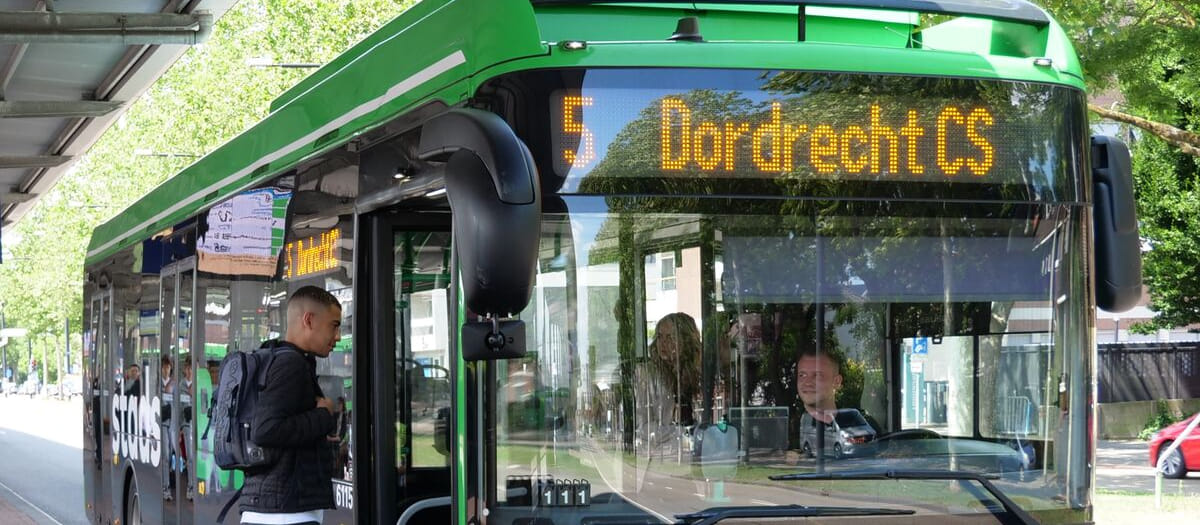 Reiziger stapt in Qbuzz bus bij Dordrecht CS