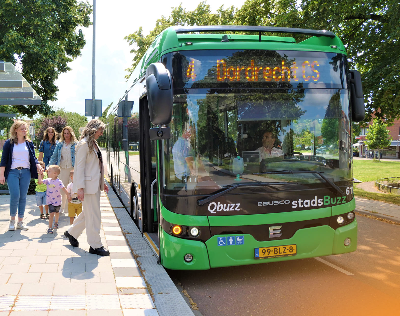Reizigers stappen in de bus in Dordrecht